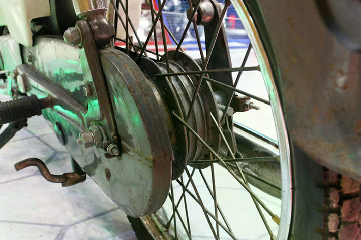 Theo ông Akira Akima, kỹ sư thiết kế hộp số của Super Cub, lựa chọn động cơ 4 thì dù đắt đỏ nhưng giúp xe có mức phát thải sạch hơn, vận hành yên tĩnh và độ bền cao, phù hợp với mục tiêu "đại chúng hóa". Sau này, Honda tiếp tục cải tiến động cơ để tăng công suất và đáp ứng tiêu chuẩn khí thải, từ đó ra đời các phiên bản 90, 110 và 125 phân khối,...