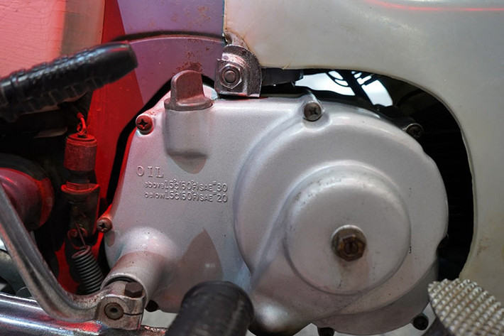 Honda Super Cub khá phổ biến tại Việt Nam, cụ thể là cho đến năm 2024 này, vẫn còn nhiều chiếc Super Cub tuổi đời hàng chục năm hoạt động trên đường phố hay vận chuyển hàng hóa... Đối với nhiều người, Super Cub là kỷ vật gắn liền với thời gian, một số khác lại đam mê sưu tầm phiên bản nguyên bản của xe với giá trị có thể lên đến hàng trăm triệu đồng.