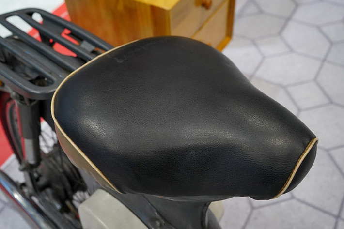 Chiếc xe máy Honda Super Cub thế hệ đầu tiên sở hữu thiết kế đơn giản nhưng không kém phần thanh lịch. Đèn pha tròn được trang bị bóng halogen, kết hợp với cặp đèn xi-nhan ốp nhựa truyền thống ở hai bên. Xe có kiểu yên tam giác và chắn bùn lớn phía trước bằng nhựa polyethylene.