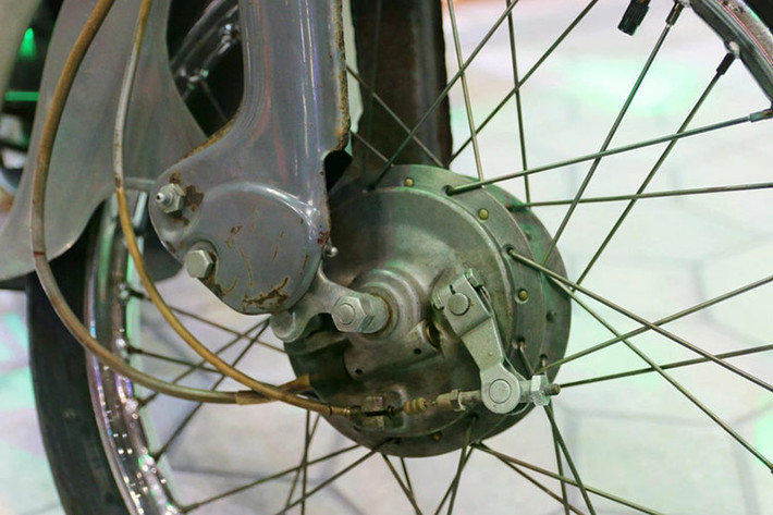 Super Cub C100 được trang bị động cơ OHV (Overhead Valve), 50 phân khối, 4 thì xi-lanh đơn, kết hợp với hộp số tự động 3 cấp cho công suất khoảng 4,5 mã lực. Đây là lựa chọn đột phá của Honda khi công ty quyết định sử dụng động cơ 4 thì thay vì 2 thì.