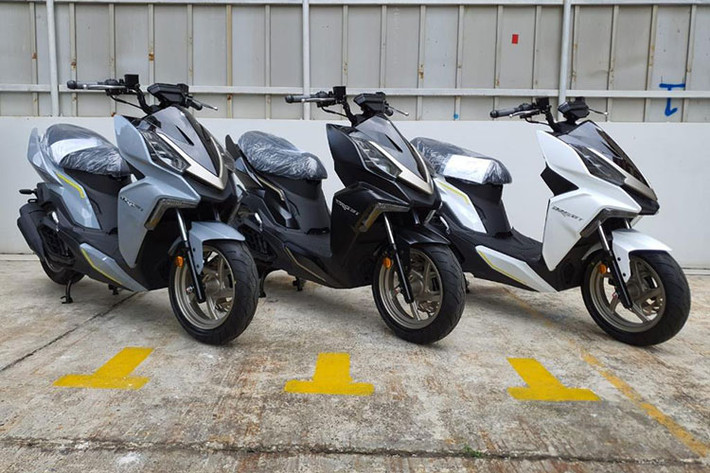 Ở thiết kế bên ngoài, mẫu xe ga SYM DRG 158 thế hệ mới vẫn mang vẻ đẹp đậm chất phim hoạt hình với các nét cắt xẻ cũng như những khối nổi dày đặc, không giống bất kỳ một mẫu xe tay ga nào trên thị trường. Với vẻ ngoài đồ sộ và hoành tráng, vẻ đẹp siêu nhân của DRG được đánh giá là "ăn đứt" Yamaha NVX.