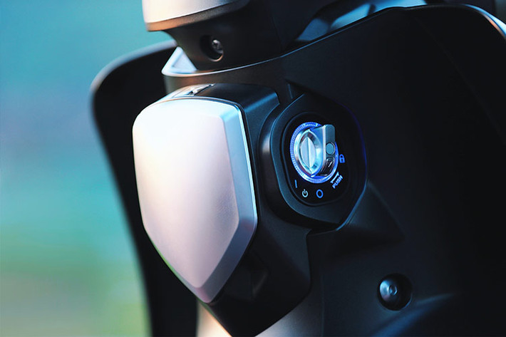 Về trang bị, xe có hệ thống đèn đều sử dụng công nghệ LED hiện đại và bảng đồng hồ được thiết kế theo dạng kỹ thuật số toàn phần và sử dụng màn hình LCD với thiết kế tổng thể đơn giản giúp người dùng dễ dàng đọc được các thông tin vận hành cần thiết và quan sát khi di chuyển một cách đơn giản tinh tế.