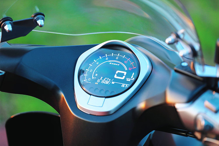 Theo công bố của nhà sản xuất, Kamax Cub Pro sở hữu chiều dài x rộng x cao lần lượt là 1915mm x 720mmx 1000mm đi cùng với chiều cao yên xe ở mức 760mm và trọng lượng xe chỉ nặng 115kg. Một thông số thoải mái dành cho cả hai phái khi lái di chuyển hoặc xoay trở.