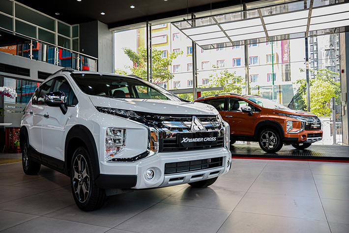 MMV phân phối XPANDER CROSS tại Việt Nam với 4 màu sắc đa dạng cho khách hàng lựa chọn. Đặc biệt, XPANDER CROSS được trang bị màu Cam mới nổi bật bên cạnh 3 màu: Đen, Trắng, Bạc. Giá xe Mitsubishi XPANDER CROSS 2020 hiện đang được phân phối chính hãng với mức 670 triệu đồng, cạnh tranh với Rush, Kona, HR-V.
