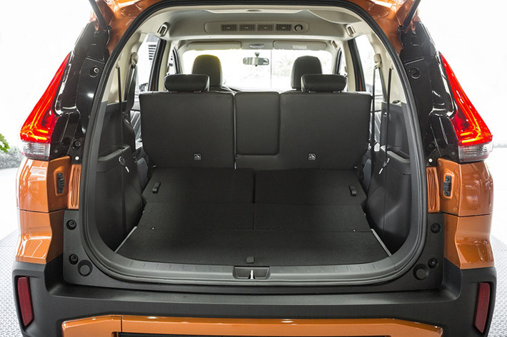 Mitsubishi XPANDER CROSS cho khả năng đi địa hình êm ái nhờ hệ thống treo được tinh chỉnh, kết cấu vững chắc, phù hợp với cảm giác lái thể thao: Kiểu MacPherson cùng lò xo cuộn phía trước và Treo thanh xoắn phía sau. Bộ giảm xóc, lò xo và vị trí góc bánh xe được cấu tạo lại để giảm rung lắc và giúp chiếc xe ổn định hơn.