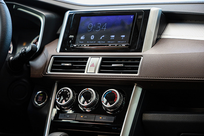 XPANDER CROSS còn mang đến người dùng nhiều trang bị tiện ích như: Hệ thống thông tin giải trí màn hình cảm ứng 7 inch kết nối Android Auto/Apple CarPlay cho hành khách những trải nghiệm giải trí tuyệt vời hơn; điều hòa 2 giàn lạnh, cửa gió phía sau cho hàng 2 và hàng 3 nhằm đảm bảo mọi vị trí trong khoang cabin đều mát; Đàm thoại rảnh tay; Chức năng chống trộm; Chìa khóa thông minh, khởi động bằng nút bấm; Cửa kinh điều khiển một chạm, ổ cắm điện 12 volt cho cả 3 hàng ghế...