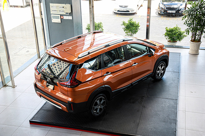 Tập trung vào đối tượng khách hàng trẻ tuổi, mẫu xe SUV Mitsubishi XPANDER CROSS sở hữu ngôn ngữ thiết kế Dynamic Shield hiện đại, kết hợp với mặt ca-lăng và ốp cản thiết kế mới nổi bật phong cách SUV, đồng thời mang đến sự trẻ trung và cá tính hơn cho chiếc xe.