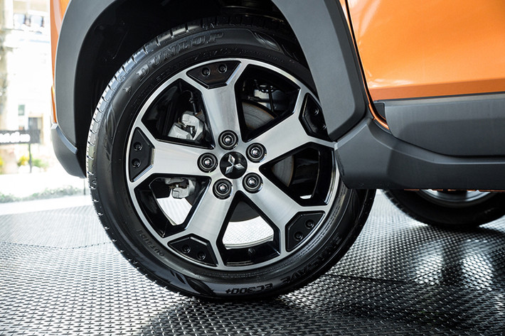 Phong cách SUV còn được thể hiện ở thiết kế phần thân xe đầy mạnh mẽ và chắc chắn. Ốp viền bảo vệ không chỉ mang đậm nét SUV mà còn giúp phần thân khỏi trầy xước khi đi trên các cung đường gồ ghề. Ốp vè, ốp lườn và ốp bánh xe lớn tăng cường sự vững chãi cho phần bên dưới xe. Đặc biệt, điểm nhấn ở hông xe là bộ mâm kích thước lớn lên đến 17 inch thết kế 5 chấu cách điệu mang đến cảm giác thể thao, mạnh mẽ. Thanh đỡ hành lý mui xe không chỉ là điểm nhấn thiết kế SUV của xe mà còn gia tăng không gian chở đồ đạc khi cần thiết.