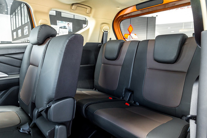 Nhờ khoảng sáng gầm cao, XPANDER CROSS có thiết kế vị trí ngồi cao mang lại tầm nhìn thoáng hơn cho người lái. Điều này thật sự hữu ích với tình trạng giao thông đông đúc và những chướng ngại vật trên đường, từ đó giúp người lái tự tin hơn khi di chuyển trong đô thị chật hẹp.