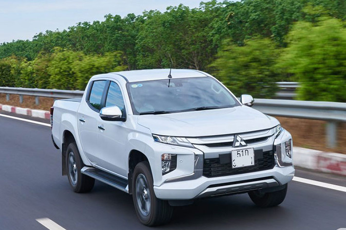 Giá xe Mitsubishi Triton mới bản tiêu chuẩn tại Việt Nam là 630 triệu đồng, riêng 2 phiên bản Mitsubishi Triton Athlete có giá lần lượt là 760 triệu đồng và 885 triệu đồng.