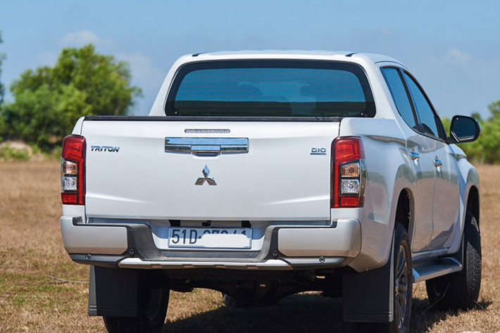 Mitsubishi Triton thế hệ mới ra mắt tại thị trường Việt Nam lần đầu vào năm 2019, một năm sau đó phiên bản 2020 với nhiều công nghệ hỗ trợ người lái được giới thiệu và năm 2021 vừa qua là sự có mặt của 2 phiên bản Athlete.