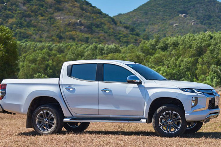 Tất nhiên là không thể mang các xe đắt tiền của mình đi chở hoa nên Cường Đô la đã sử dụng một chiếc xe bán tải đứng thứ 3 trong cuộc đua doanh số năm 2021 vừa qua để làm xe hậu cần. Có lẽ đây là hình ảnh hiếm hoi người ta thấy Cường Đô la cầm lái Mitsubishi Triton.