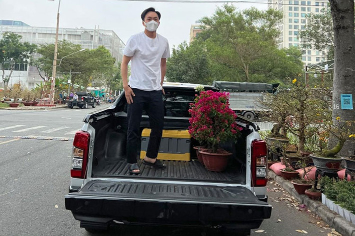 Không còn hình ảnh cầm lái những mẫu xe đắt tiền như Mercedes-AMG GT R, Ferrari F8 Tributo hay Mercedes-AMG G63, doanh nhân phố núi bình dị trên thùng xe bán tải Mitsubishi Triton để xếp những chậu hoa Xuân ngăn nắp trước khi chở về nhà. Không chỉ thế, khi có bạn bè vào bình luận , Cường Đô la đều kêu gọi mọi người ủng hộ bà con nhà vườn.