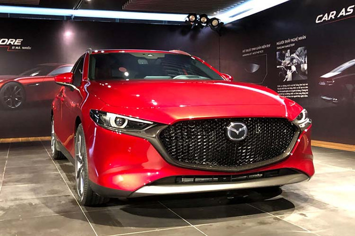 Mazda3 vẫn vững vàng đứng ở vị trí đầu bảng khi đạt doanh số 1308 xe bán ra, tăng hơn so với tháng trước 180 xe. Tiếp tục duy trì ngôi vương phân khúc hạng C, qua đó xuất sắc giành vị trí thứ 5 mẫu xe bán chạy nhất toàn thị trường xe hơi năm 2019, khi đạt doanh số 13.761 chiếc. Doanh số Mazda3 bỏ xa các đối thủ trong cùng phân khúc.