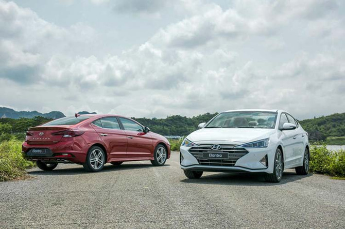 Hyundai Elantra 2019 tại Việt Nam mới được nâng cấp từ thế hệ trước và có nhiều cải tiến đáng kể từ nội thất đến ngoại thất. Tuy nhiên, động cơ vẫn không được thay đổi mà vẫn được giữ nguyên từ xe đời cũ.