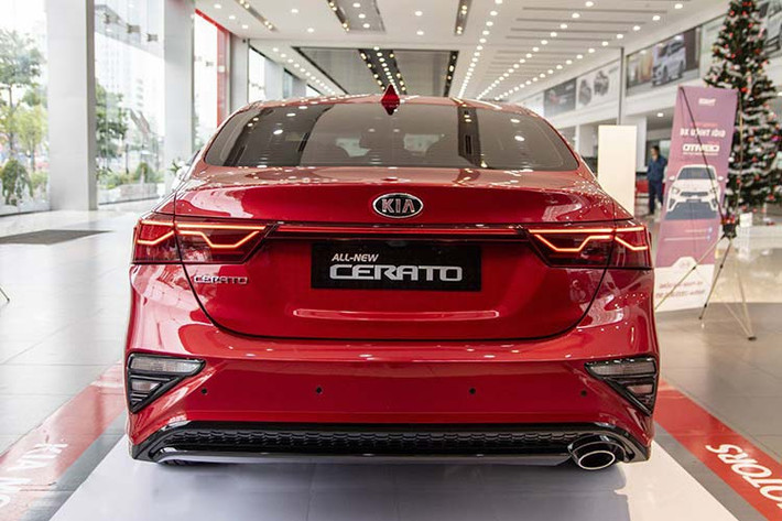 Với doanh số trung bình hơn 1000 chiếc, mẫu xe này xuất sắc cán đích ở vị trí top 10 xe ô tô bán chạy nhất 2019, tổng doanh số cả năm của đạt 11.313 chiếc. Tại thị trường Việt Nam, Kia Cerato bán ra với 4 phiên bản lựa chọn gồm: MT giá 559 triệu đồng; AT giá 589 triệu đồng; Deluxe giá 635 triệu đồng và Premium giá 675 triệu đồng.