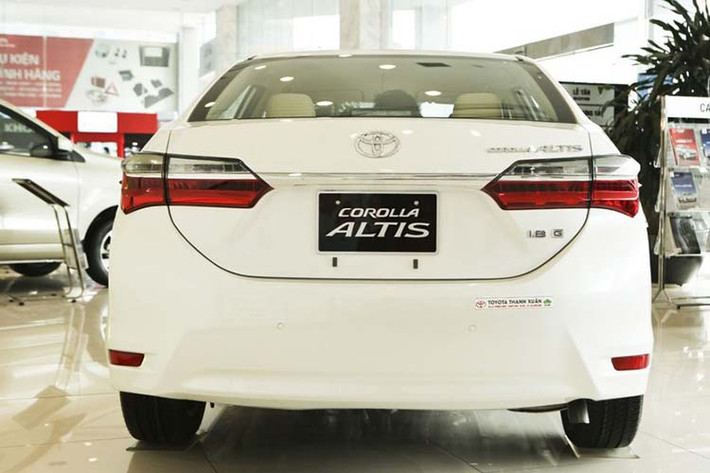 Toyota Corolla Altis hiện đang được phân phối 5 phiên bản bao gồm: Altis 1.8E MT giá 697 triệu đồng, Altis 1.8E CVT giá 733 triệu đồng, Altis 1.8G CVT giá 791 triệu đồng, Altis 2.0V Luxury giá 889 triệu đồng và Altis 2.0V Sport giá 932 triệu đồng.