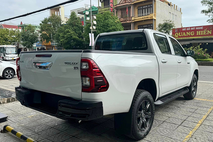 Riêng màu sơn ngoại thất trắng ngọc trai sẽ đắt hơn các màu khác 8 triệu đồng. Như vậy, Toyota Hilux 2024 mới đã chính thức quay trở lại sau hơn 2 năm ngừng bán (từ tháng 1/2022). Ở mô hình mới, Hilux đã cắt bỏ phiên bản 2.4 4x2MT. Riêng phiên bản 4x4AT Adventure được coi là đối thủ ngang tầm với Ranger Wildtrak (giá 979 triệu đồng). Xe được nhập khẩu trực tiếp từ Thái Lan.