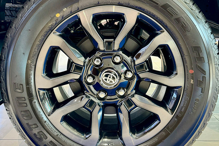 Màn ra mắt Toyota Hilux 2024 với đội hình hoàn chỉnh được dự đoán sẽ giúp Toyota cải thiện vị thế trong phân khúc xe bán tải dù thực chất đây chỉ là bản nâng cấp giữa vòng đời với nhiều thay đổi đáng chú ý. Hai phiên bản 2.4 4x2AT và 2.4 4x4MT đã có sự thay đổi diện mạo đáng kể khi sử dụng cản trước dạng tổ ong và cụm đèn sương mù đã được nâng cấp.