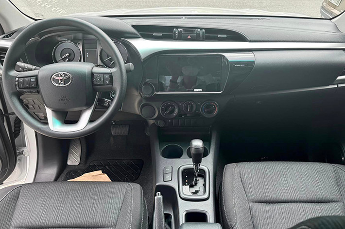 Bên trong khoang lái của mẫu xe bán tải Toyota Hilux 2024 phiên bản 2.4 4x2AT và 2.8 4x4AT Adventure được nâng cấp hệ thống âm thanh với màn hình giải trí 9 inch cùng các nút điều chỉnh cảm ứng, kết nối điện thoại thông minh giúp khách hàng thuận lợi và dễ dàng thao tác trong quá trình sử dụng.