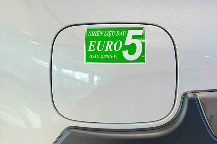 Toyota Hilux 2024 tại Việt Nam sử dụng động cơ tăng áp 2GD-FTV, dung tích 2.4L, cho công suất tối đa 174 mã lực tại 3400 vòng/phút, mô-men xoắn cực đại 400 Nm tại tốc độ tua máy 1600-2000 vòng/phút. Động cơ trên kết hợp với hộp số sàn 6 cấp hoặc hộp số tự động 6 cấp.