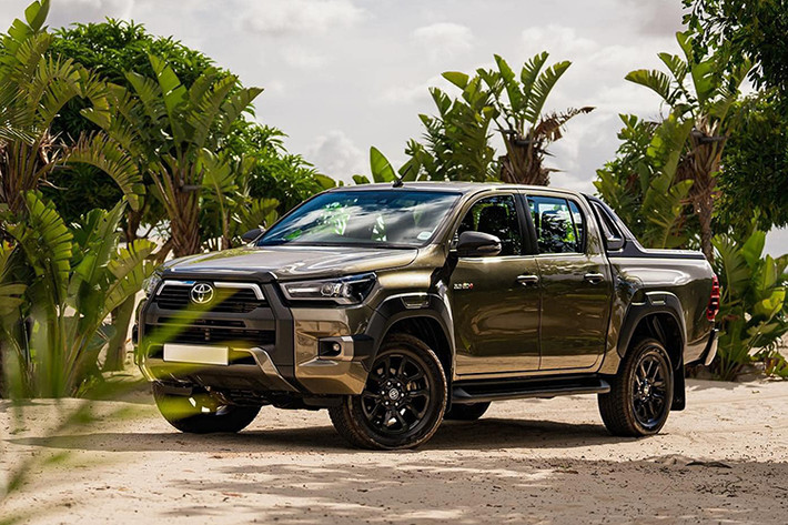 Ngoài ra, để giảm thiểu rủi ro & hỗ trợ nhắc nhở khách hàng sử dụng đúng loại nhiên liệu, Toyota Việt Nam cũng thực hiện dán nhãn cảnh báo trên nắp bình nhiên liệu và khuyến cáo thông tin trong sách Hướng dẫn sử dụng xe để khách hàng sử dụng đúng nhiên liệu góp phần đảm bảo hoạt động an toàn của xe, mang lại sự yên tâm trong quá trình sử dụng.