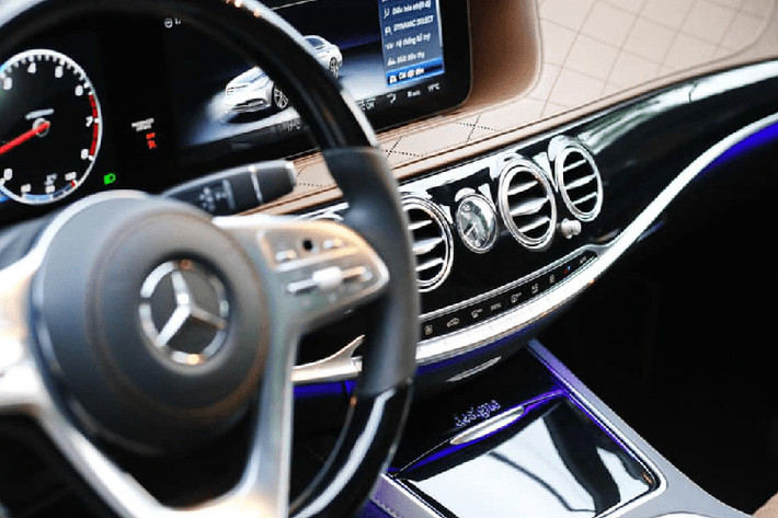 Xe có kích thước Dài x Rộng x Cao lần lượt là 5.255 x 1.899 x 1.494 mm, chiều dài trục cơ sở 3.165 mm. Nội thất xe thay đổi với 2 màn hình 12,3 inch tạo thành khu vực nối liền chuẩn HD. Vô-lăng xe thiết kế 3 chấu thay vì 2 chấu như trước đây. Ghế trước chỉnh điện nhớ 3 vị trí tích hợp sưởi và thông gió, ghế sau masage 6 chố độ khác nhau trong đó có 2 chế độ có thể kết hợp sưởi tạo hiệu ứng masage đá nóng. Phía trước tích hợp sạc điện thoại không dây. 