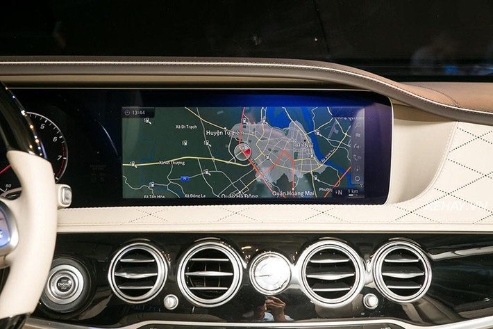 Hệ thống giải trí bao gồm âm thanh Bumester 13 loa công suất 590W, đèn viền nội thất với 64 màu tuỳ chọn, nội thất bọc da cao cấp ốp gỗ bóng Burr Walnut, cửa sổ trời panoramic. Xe có khả năng tương thích Bluetooth, trình duyệt Internet, Apple Carplay, Android và định vị vệ tinh toàn cầu có bản đồ Việt Nam, Camera 360 độ...