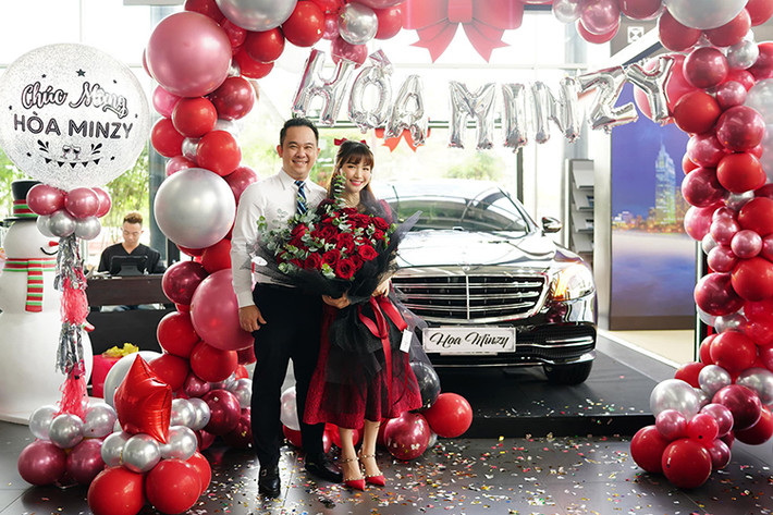 Trước đó, vào cuối tháng 9/2020, Hòa Minzy xuất hiện trong đoạn video đi xem xe Mercedes-Benz và có chia sẻ muốn mua chiếc xe đầu đời là Mercedes-Benz E-Class. Tuy nhiên, khi đi tham quan showroom này, nữ ca sĩ đã bị chiếc sedan hạng sang Mercedes-Benz S-Class mê hoặc.