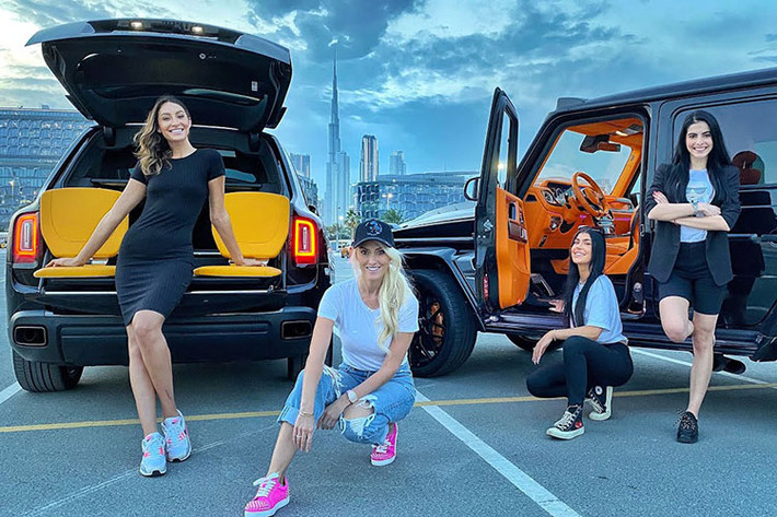 Blondie cho biết, "Tôi bắt đầu đăng trải nghiệm lái những chiếc xe này lên mạng xã hội. Bentley đưa thêm xe cho tôi và tôi thực hiện thêm video", Supercar Blondie chia sẻ với phóng viên tờ The Sun. "Tôi cố gắng biến nó thành điều gì đó lớn hơn, thế nên tôi bắt đầu gõ cửa một số hãng xe như Ferrari và McLaren".