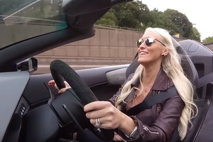 Trên tài khoản mạng xã hội của Supercar Blondie thường xuyên xuất hiện video hoặc hình ảnh về những chiếc xe đắt nhất, được khao khát nhất trên thị trường. Không khó để tìm thấy những bức ảnh chụp Alex bên siêu xe của các thương hiệu nổi tiếng như Ferrari, Aston Martin, Pagani, Bugatti hay McLaren với nền long lanh phía sau.