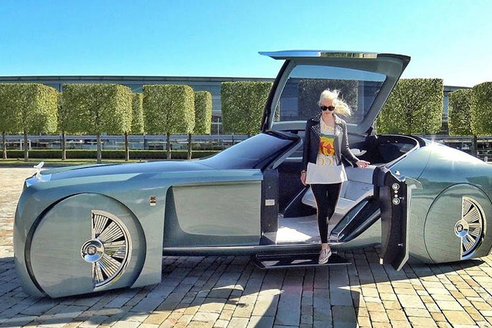 Với tổng cộng 14,3 triệu người theo dõi trên mạng xã hội, Alex có thể kiếm được hơn 6.000 Bảng (191 triệu đồng) cho một video đăng lên mạng xã hội Tiktok. Công ty cho thuê xe Leasing Options ước tính Supercar Blondie kiếm được khoảng 2,2 triệu Bảng (tương đương 70,2 tỷ đồng) mỗi năm nhờ nghề lái thử xe.