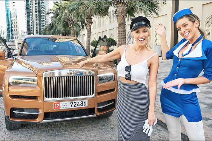 "Vào thời điểm đó, chưa từng có ai làm việc giống tôi. Chuyên gia ôtô nói về xe hơi thì không thiếu. Tuy nhiên, không có nhiều người có thể khiến xe hơi trở nên thú vị", Alex cho biết thêm. "Thế nên, tôi muốn làm cho video của mình trở nên thú vị và chỉ ra một số chi tiết ấn tượng mà mọi người đều thấy thích thú". Blondie cho biết.