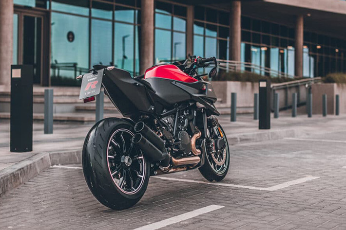 Thêm vào đó giảm xóc lò xo phía sau có thể chỉnh tải với hành trình 20mm thông qua nút điều khiển trên bảng đồng hồ TFT. Bên cạnh đó, hệ thống treo này còn có 3 chế độ chỉnh tải trước tự động, có khả năng tự động thay đổi thiết lập tùy thuộc vào trọng lượng của người lái.