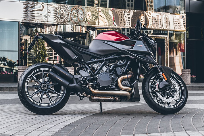 Như các thông tin đã đăng tải trước đó, Brabus 1300 R là mẫu xe đánh dấu lần đầu tiên KTM và Brabus bắt tay hợp tác ở mảng xe hai bánh. Tổng cộng sẽ có 154 chiếc Brabus 1300 R được sản xuất, trong đó 77 chiếc sẽ có màu Đỏ, 77 chiếc màu Đen.