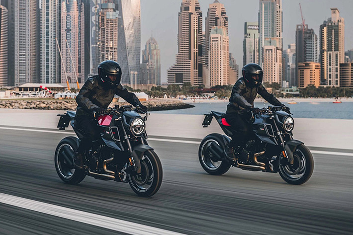 Cùng với đó là rất nhiều chi tiết bằng sợi carbon như mão ốp đèn pha, hốc gió, cắn bùn trước, ốp điều gió làm mát phanh, ốp gầm máy, ốp chắn xích, ốp kê gót chân, ốp bưởng côn, bưởng điện, ốp ổ khóa và ốp bình xăng.