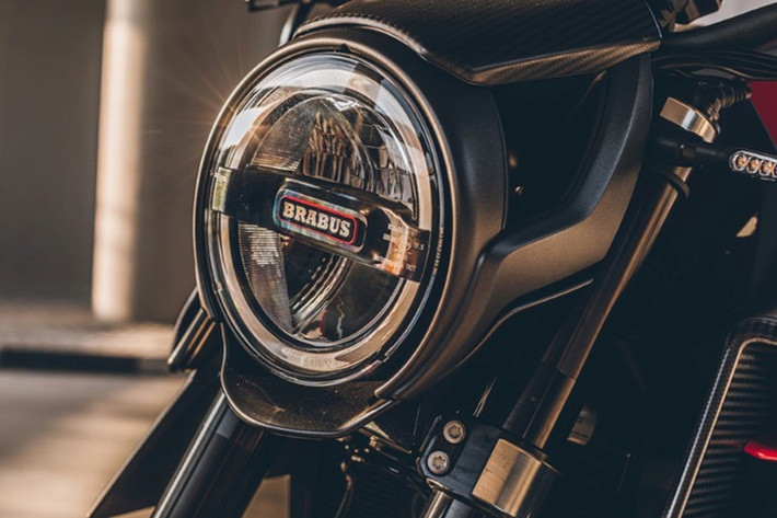 Siêu môtô Brabus 1300 R được phát triển dựa trên nguyên bản xe KTM 1290 Super Duke R EVO, vậy nên sẽ thừa hưởng nhiều trang bị của mẫu hyper naked của hãng xe Áo.