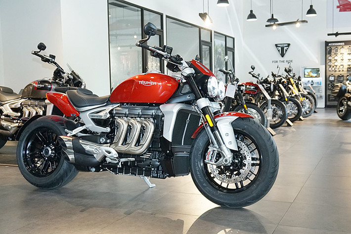 Mẫu xe môtô Triumph Rocket 3 bản R có chiều rộng 889 mm, cao 1.065 mm, trục cơ sở dài 1.677 mm và chiều cao yên 773 mm. Các số đo tương ứng trên bản GT lần lượt là 886 mm, 1.066 mm, 1.677 mm và 750 mm.