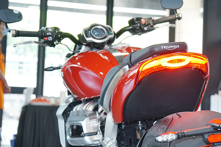 Triumph Rocket 3 2020 có khung xe làm hoàn toàn bằng nhôm, gắp đơn và bộ mâm được làm bằng nhôm đúc. Nhờ sử dụng vật liệu nhẹ, khối lượng của mẫu cruiser hạng nặng này được cải thiện 19% so với thế hệ trước, đạt mức 291 kg ở bản R và 294 kg ở bản GT. Hệ thống chiếu sáng hoàn toàn dạng full led.