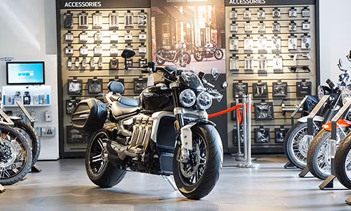 Điều làm nên tên tuổi của Triumph Rocket 3 là khối động cơ có dung tích xy-lanh lớn nhất thế giới. Mẫu môtô này sở hữu động cơ 3 xy-lanh thẳng hàng, dung tích 2.458 cc, sản sinh công suất 165 mã lực tại 6.000 vòng/phút và mô-men xoắn 221 Nm tại 4.000 vòng/phút. Theo Triumph, khối động cơ 2.500 cc trên Rocket 3 2020 nhẹ hơn động cơ trên phiên bản cũ đến 18 kg.