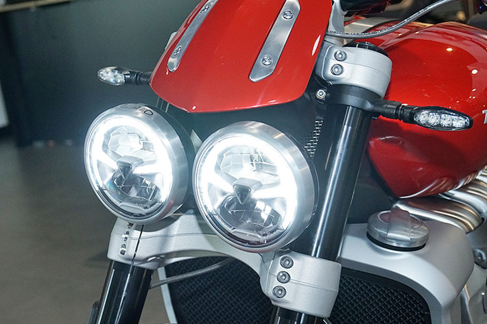 Tổng thể, Rocket 3 bản R (Roadster) và GT (Gran Turismo) giống nhau đến 95%, bản GT có thêm tựa lưng cho người ngồi sau, sưởi ấm tay lái và kính chắn gió cao hơn. Kích thước của 2 phiên bản chênh lệch không đáng kể, chỉ có chiều cao yên của bản GT thấp hơn bản R đến 23 mm do bản GT ưu tiên sự thoải mái cho người lái trên cung đường dài.