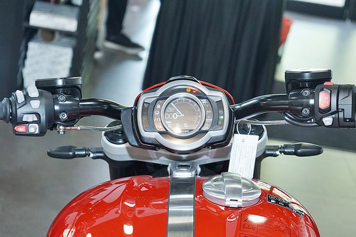 Triumph Rocket 3 được trang bị bảng đồng hồ loại màn hình màu TFT hiển thị các thông số như hành trình, tốc độ, số đang gài, nhiên liệu, nhiệt độ môi trường, các chế độ lái. Đồng hồ này còn có thể kết nối với điện thoại, GoPro qua hệ thống Triumph TFT Connectivity.