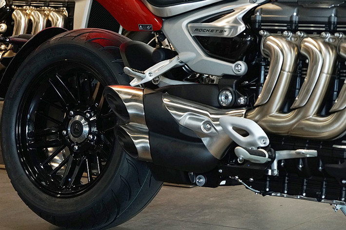 Các công nghệ đi kèm với Triumph Rocket 3 2020 bao gồm hệ thống phanh ABS biến thiên theo cua Cornering ABS trên cả 2 bánh, điều khiển lực kéo, 4 chế độ lái, hỗ trợ đổ đèo, giữ ga tự động và khoá thông minh. Ở phía sau, Triumph Rocket 3 được trang bị giảm xóc Showa hành trình 107 mm, có thể điều chỉnh tải trọng và kẹp phanh Brembo M4.32 4 piston cùng đĩa phanh 300 mm.