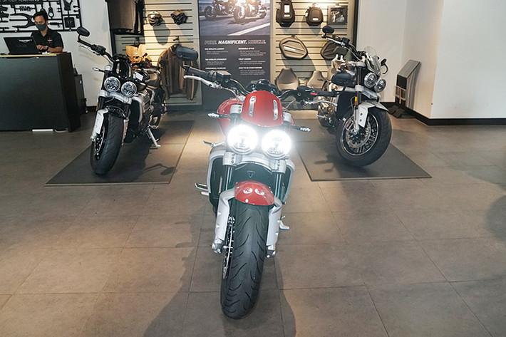 Tại Việt Nam, mức giá xe Triumph Rocket 3 2020 cho cả 2 phiên bản này lần lượt là 869 triệu đồng và 899 triệu đồng. Đối thủ duy nhất của Triumph Rocket 3 tại Việt Nam hiện nay là Ducati Diavel 1260 có giá bán 800 triệu đồng. Mức giá này ngang với một chiếc xe sedan hạng C, thậm chí đắt hơn Honda Civic 2019 bản E là 729 triệu đồng và bản G là 789 triệu đồng.