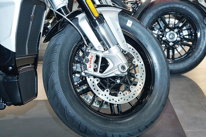 Không chỉ được đầu tư về động cơ, Triumph Rocket 3 2020 còn sở hữu những trang bị hàng hiệu. Ở phía trước, xe sở hữu giảm xóc upside-down của Showa đường kính 47 mm và hành trình 120 mm. Đi kèm là hệ thống phanh kép với kẹp phanh Brembo M4.30 Stylema 4 piston dạng radial và đĩa phanh đường kính 320 mm.