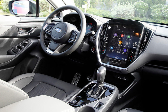 Bước vào bên trong, chúng ta vẫn sẽ cảm nhận được phong cách thiết kế quen thuộc của hãng xe Nhật Bản, với cụm màn hình đặt dọc và gắn liền vào bảng táp-lô và tạo hình của cửa gió điều hòa. Tuy nhiên xét về trang bị tiện nghi, Subaru Crosstrek có thể sẽ không thỏa mãn được số đông người dùng, khi xe có giá bán lên tới 1,268 tỷ đồng.