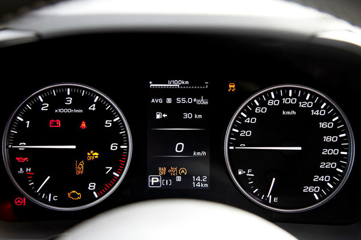 Ngồi vào vị trí ghế lái, người điều khiển Crosstrek sẽ ấn tượng với một tầm nhìn thoáng đãng, nhờ cột A vuốt về phía sau và cụm gương chiếu hậu được đặt xuống thân cửa. Tuy nhiên khi vận hành ở tốc độ cao, xe vẫn có tiếng gió 2 bên do cụm gương khá lớn.