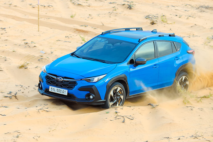 Cả 2 phiên bản của mẫu xe này đều được trang bị hệ thống an toàn chủ động EyeSight thế hệ 4.0, với cải tiến góc camera siêu rộng. Trong quá trình trải nghiệm thực tế, chúng tôi thấy ấn tượng với tính năng hỗ trợ phanh chủ động nhờ khả năng nhận diện phương tiện tốt và phanh có độ dịu, không hãm đột ngột gây khó chịu. Trên cao tốc, tính năng hỗ trợ giữ làn “đọc” vạch kẻ đường tốt, chủ động nhắc nhở...