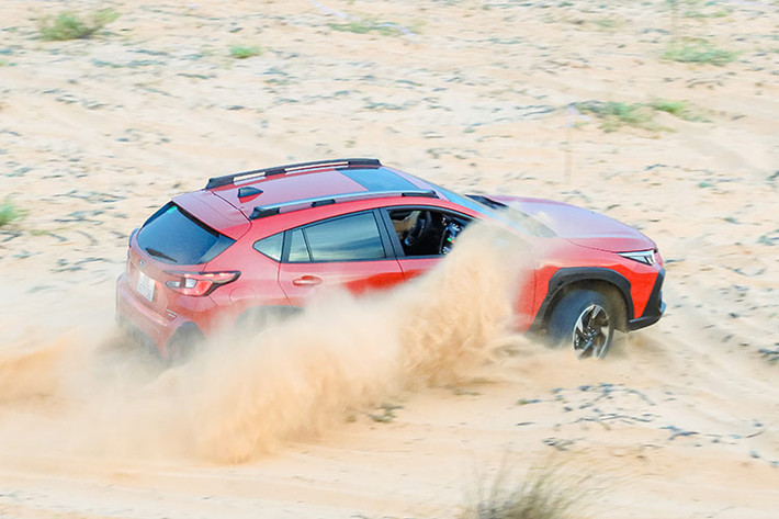 Hệ thống treo của xe thiết kế tương đối mềm. Khi đi qua các gờ giảm tốc hay ổ gà, người dùng có thể cảm nhận sự “nhún nhảy” của hệ thống treo. Nhưng nhờ trọng tâm lái được đặt thấp, người ngồi không có cảm giác “nhao” gây khó chịu. Ở điều kiện vận hành trên cao tốc, dù sở hữu hệ thống treo khá mềm nhưng Crosstrek vẫn đem lại cảm giác tự tin khi chuyển làn ở vận tốc 120 km/h. Xe có độ bám tốt nhờ hệ dẫn động 4 bánh toàn thời gian đối xứng SAWD.