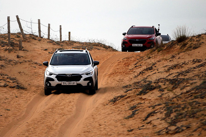 Tính năng ga tự động thích ứng nhận diện và “bám” theo xe phía trước ở khoảng cách khá an toàn, không cần đi gần để kích hoạt. Ngoài ra, xe còn có một số trang bị đáng chú ý khác như: đèn pha thông minh, phanh tự động khi lùi, tự động mở khóa cửa xe khi va chạm, cảnh báo đai an toàn trên tất cả các ghế và 7 túi khí.